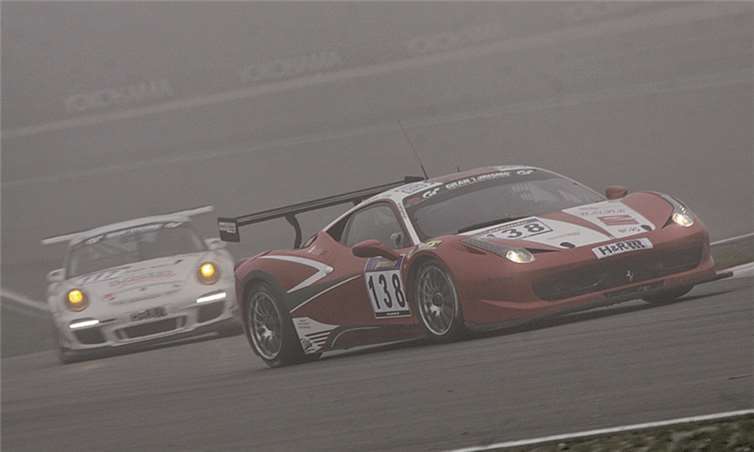 Der Ferrari 458 vom Team „Racing One“ auf der Überholspur.
