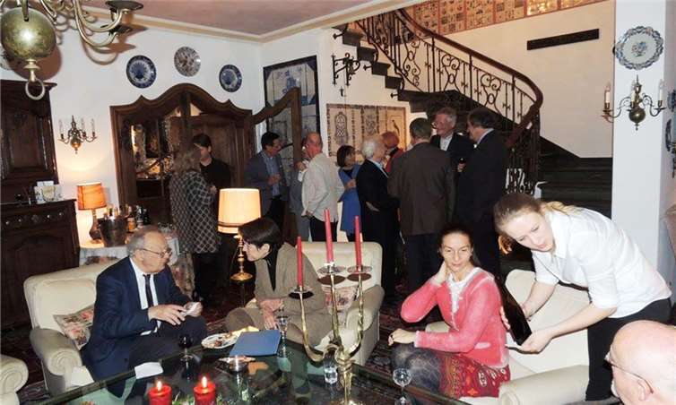 Der Festakt zur Verleihung der Ehrenmitgliedschaft fand im Haus von Irene Diederichs in entspannter Atmosphäre im Kreis von Mitgliedern und Freunden statt.privat