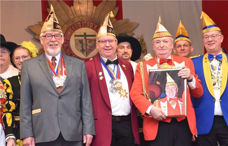 Der Festausschuss Rheinbacher Karneval verlieh den diesjährigen Verdienstorden an den Ehrenpräsidenten der Gro-Rhei-Ka Reiner Faßbender.Fotos: EICH
