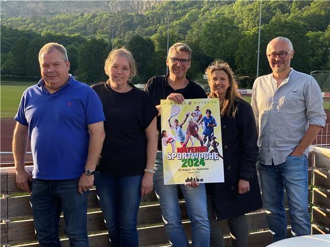 Der Festausschuss „Sportwoche Mayen“, (v.l.) Jochen Münzel, Marie &d Christian Zeininger, Ute Weiner-Mertz und Daniel Mechenbier, freuen sich gemeinsam mit den Vereinen auf 10 Tage „Sport, Spaß, Musik & gute Unterhaltung“ für und mit allen Mayener Bürger*innen und hoffentlich vielen Gästen.  Foto: Julia Münzel