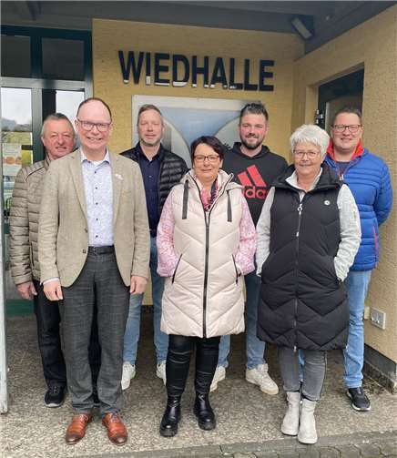 Der Festausschuss, bestehend aus Ortsbürgermeister, den einschlägigen Vereinsvorsitzenden, Hausmeister der Wiedhalle, bereiten die Jubiläumsfeierlichkeiten schon seit einem Jahr vor, haben die Rahmenprogramme erarbeitet und Künstler und Bands angefragt und teilweise verpflichtet. Dieses Programm nimmt immer weitere Formen an. Hierüber wird weiter beraten und regelmäßig in den lokalen und sozialen Medien informiert.  Foto: Heike Krumscheid