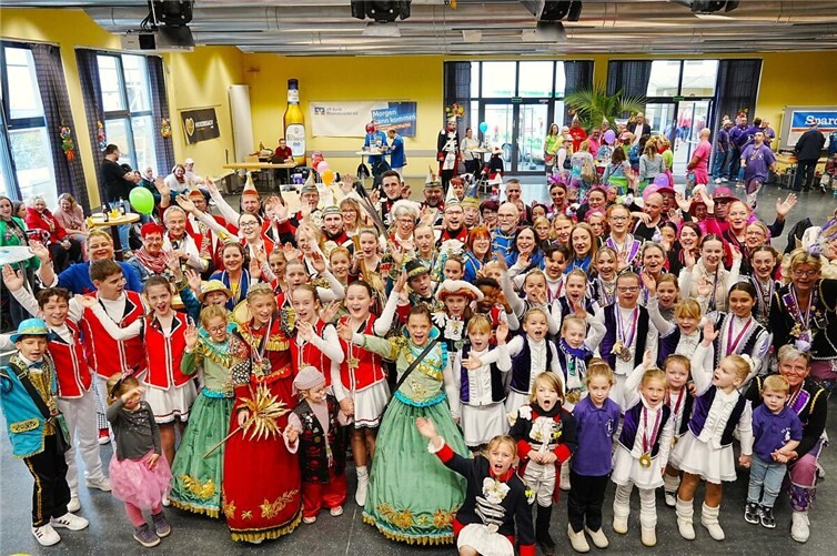 Der Festausschuss feierte mit den angeschlossenen Vereinen, Garden und Tollitäten den Beginn der 5. Jahreszeit.Fotos: FF