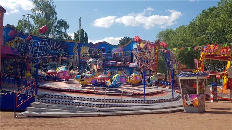 Der Festplatz am Rheinufer bot zahlreiche Attraktionen für Jung und Alt.
