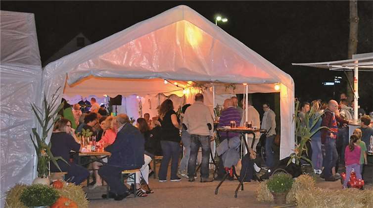 Der Festplatz war gemütlich dekoriert und lud die zahlreichen Gäste zum Verweilen ein. privat