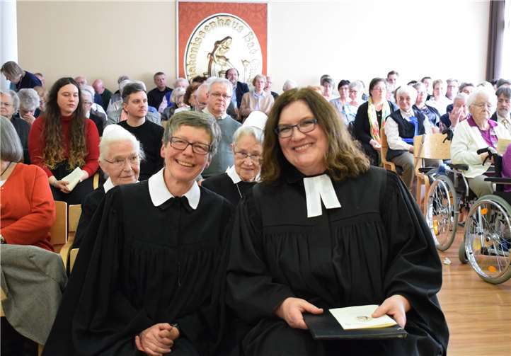 Der Festsaal im Georg-Vömel-Haus der Friedenswarte Bad Ems mit dem „Frauli“ an der Wand war voll besetzt, als Dekanin Renate Weigel (links) Pfarrerin Angelika Meder als neue Altenseelsorgerin des Dekanats Nassauer Land in den Dienst einführte.