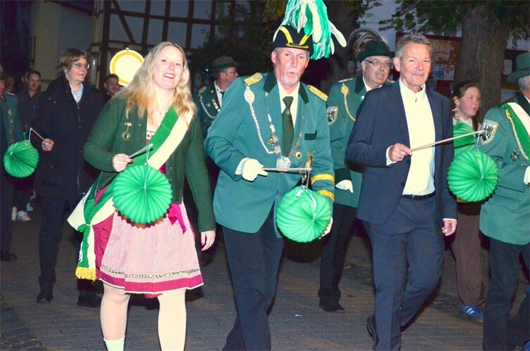 Der Festumzug am Samstagabend wurde angeführt von Schützenkönig Dietmar Neihs und dem Beigeordneten Peter Busch. Fotos: AKS