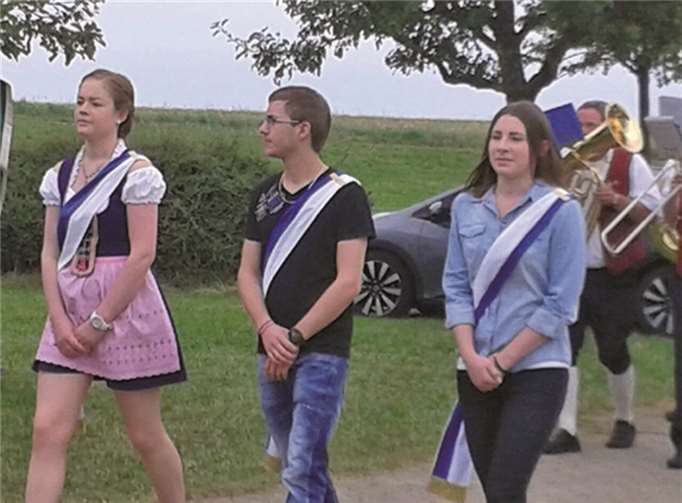 Der Festumzug der Junggesellen führte unter musikalischer Begleitung zum Festzelt.  privat