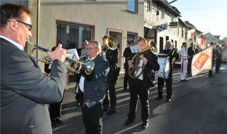 Der Festumzug des Jungessellenvereins mit musikalischer Unterstützung der „Rheintaler“ führte zum Haus des neuen Hahnekönigs. Fotos: -RASCH-
