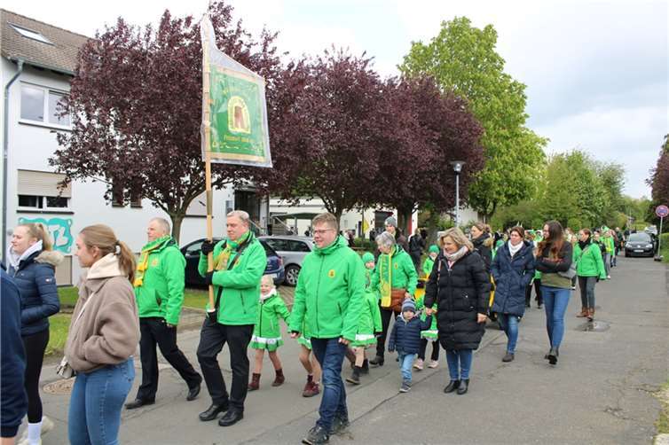 Der Festumzug durchs Dorf sorgte für ein buntes Bild.