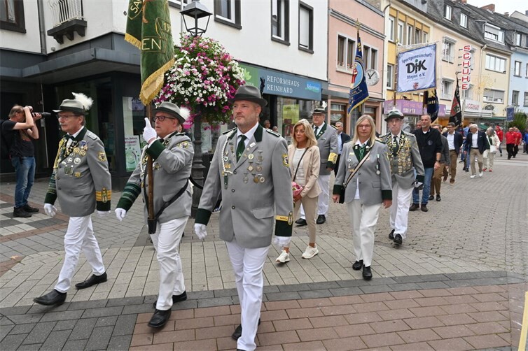 Der Festumzug führte durch die Mayener Innenstadt Richtung Marktplatz. Foto: SK