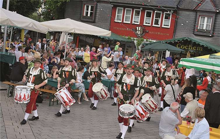 Der Festumzug wird traditionell von den Trommlern der Cochemer Bürgerwehr angeführt.