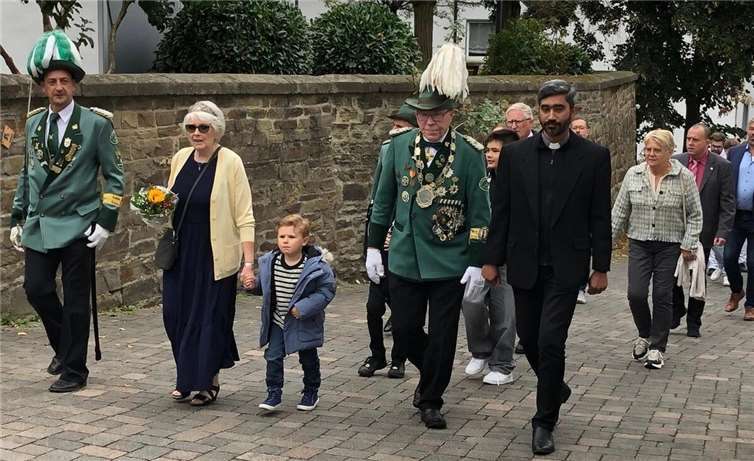 Der Festumzug zog feierlich durch Königsfeld.Fotos: privat