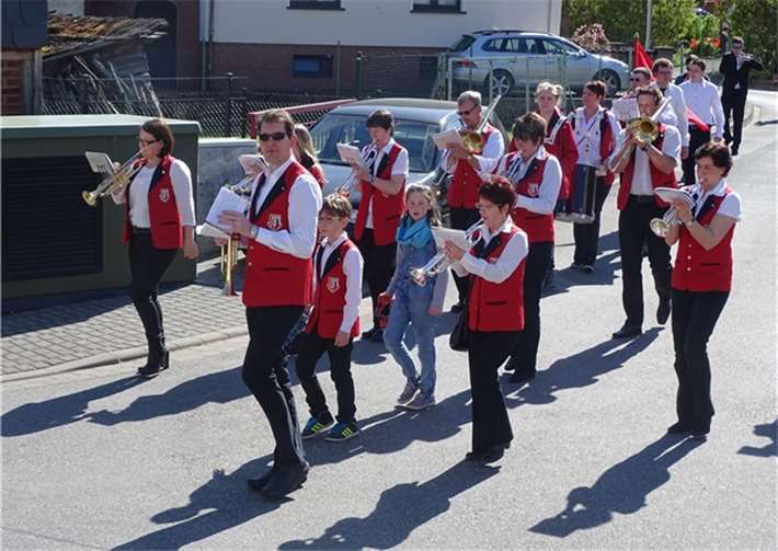 Der Festumzug zur Kranzniederlegung wurde durch den Fanfarenzug Brohltalklänge angeführt.