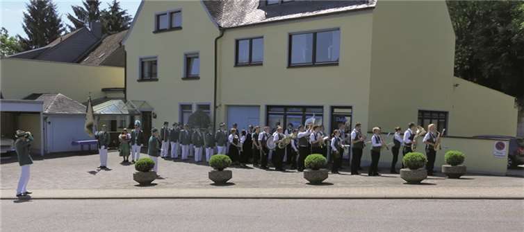 Der Festumzug zur Schützenhalle.