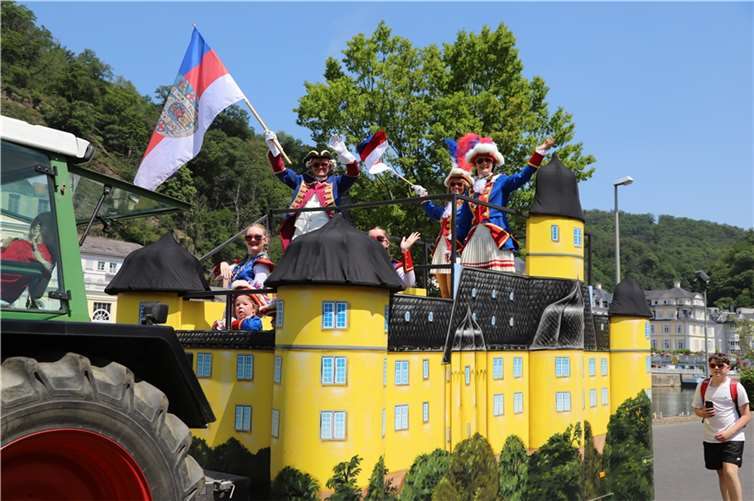 Der Festwagen mit dem barocken Schloss Montabaur.