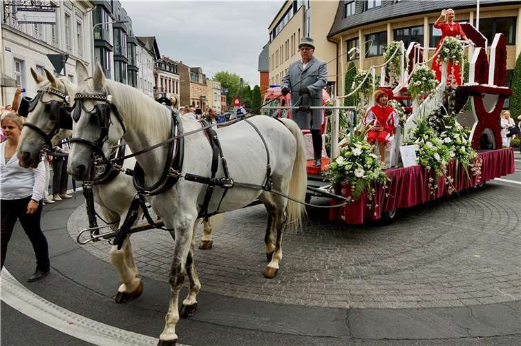 •Der Festwagen mit der neuen Burgundia, Elena Platz.