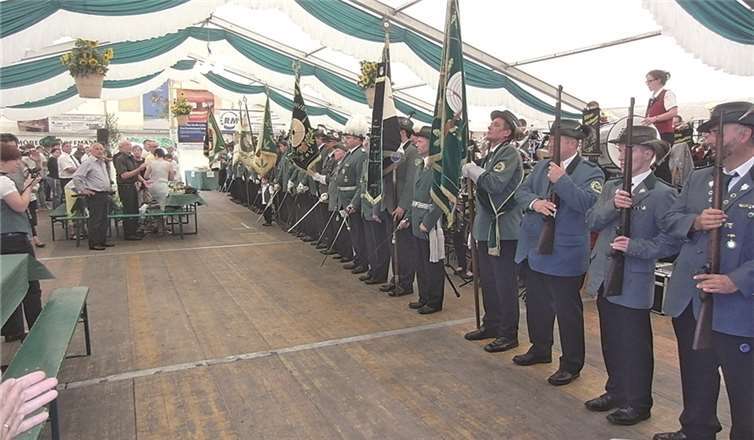 Der Festzug am Sonntag bei der Aufstellung im Zelt.