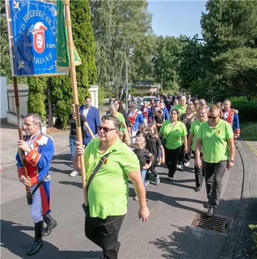 Der Festzug zieht durch die Straßen.