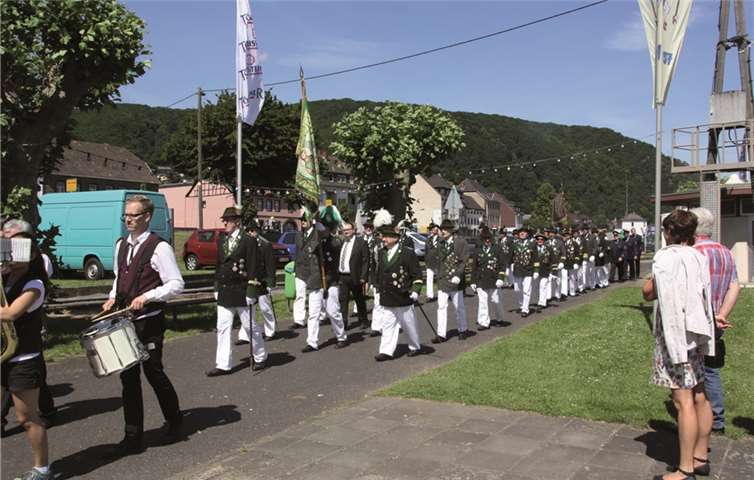 Der Festzug zog entlang des Rheins. privat