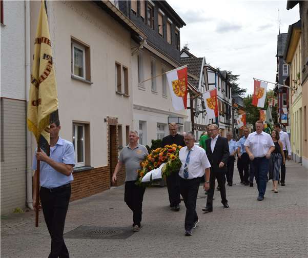 Der Festzug zum Ehrenmal.