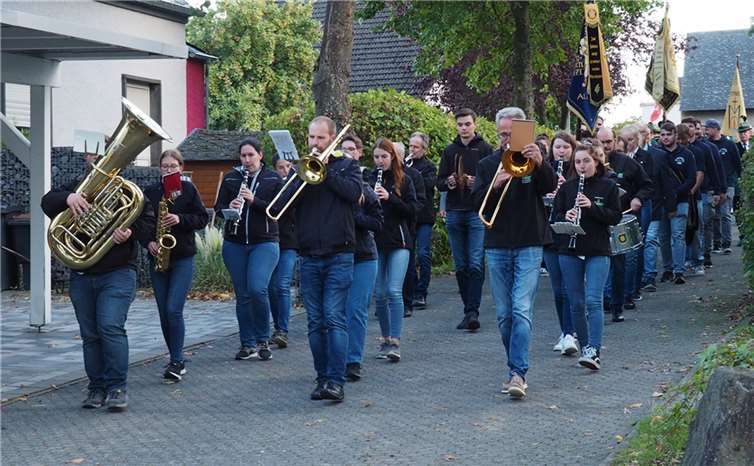 Der Festzug zum Kirmesplatz.