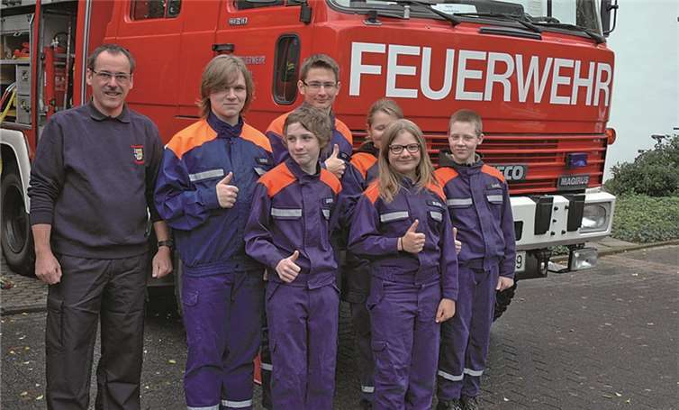 Der Feuerwehrnachwuchs: Werner Brüssel mit der nächsten Generation.  Weigert
