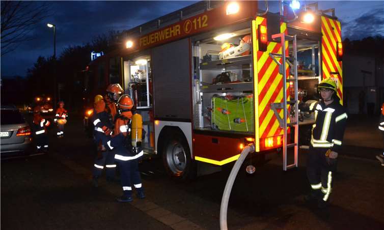 Der Feuerwehrnachwuchs machte sich mit den Einsatzfahrzeugen und ihrer Ausrüstung vertraut. Fotos: AB