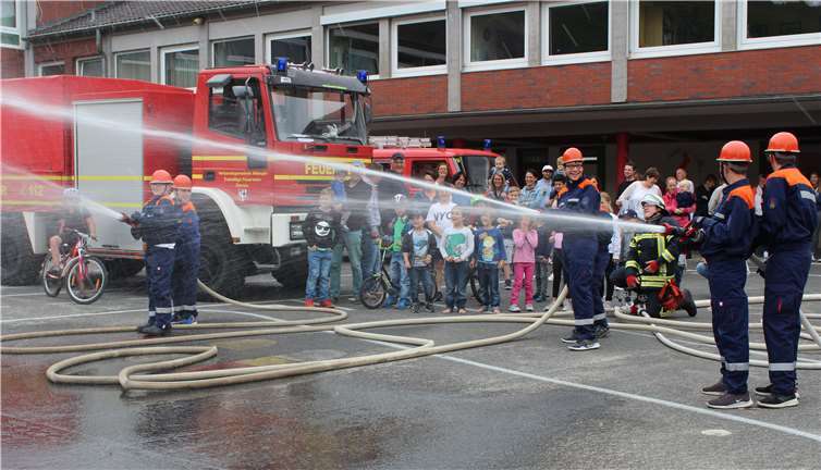 Der Feuerwehrnachwuchs mit Freude bei der Schauübung. Fotos: -wite-