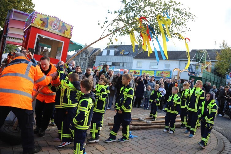 Der Feuerwehrnachwuchs trug ihren eigenen Baum zum Festplatz und stellte diesen auf.