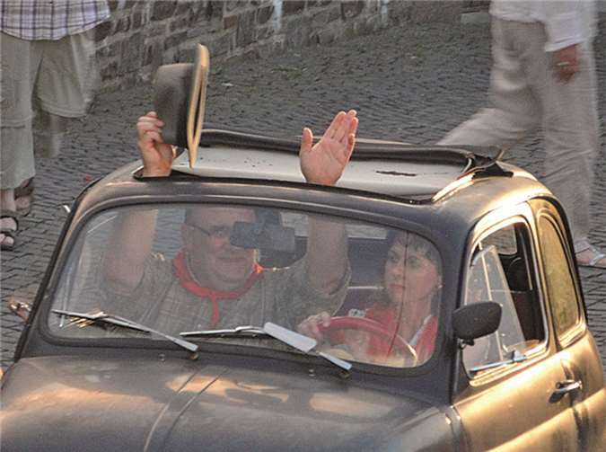 Der Fiat Cincquecento passt ausgezeichnet in das norditalienische Flair von „Don Camillo und Peppone“. Matthias Schnitzler