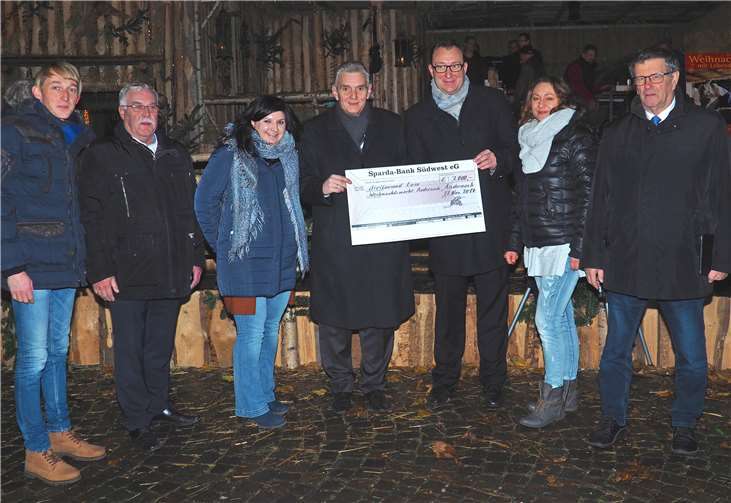 Der Filialleiter der Andernacher Sparda-Bank, Henning Oster (3.v.re.), überreicht den Spendenscheck in Höhe von 3.000 Euro an Bürgermeister Claus Peitz (Mitte). Darüber freuten sich auch der Landtagsabgeordnete Marc Ruland (li.), die Beigeordneten Winfried Günther (2.v.li.) und Rainer Neidhöfer (re.), Touristik-Leiterin Kristina Neittzert (3.v.li.) sowie Andernach.net Mitarbeiterin Bregita Eichelhardt.privat