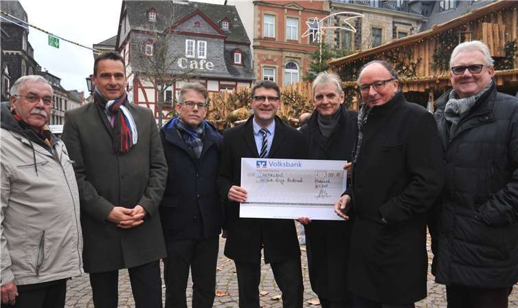 Der Filialleiter der Andernacher Volksbank, Angelo Breiing (2. v.li.) und der Direktor Regionalmarkt MayenRhein, Oliver Engels (4. v.li.) überreichten den Spendenscheck an die Andernacher Stadtspitze mit Oberbürgermeister Achim Hütten (2. v.re.), Bürgermeister Claus Peitz (3. v.re.), die Beigeordneten Winfried Günther (li.) und Albrecht Schmitz (re.) sowie an Andernach.net-Geschäftsführer Christian Heller.Stadt Andernach/Maurer