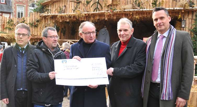 Der Filialleiter der Andernacher Volksbank, Angelo Breiing (rechts) überreichte den Spendenscheck an die Andernacher Stadtspitze mit Oberbürgermeister Achim Hütten (Mitte) und Bürgermeister Claus Peitz (2. von rechts). Foto: Stadt Andernach, Maurer