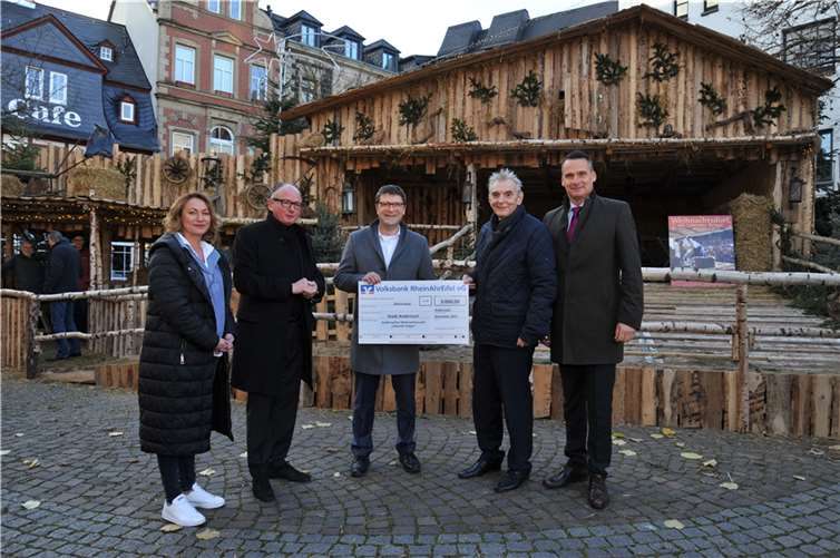 Der Filialleiter der Andernacher Volksbank, Angelo Breiing (rechts) und der Direktor Regionalmarkt MayenRhein, Oliver Engels (Mitte) überreichten den Spendenscheck an die Andernacher Stadtspitze mit Oberbürgermeister Achim Hütten (2. von links), Bürgermeister Claus Peitz (2. von rechts) sowie an Andernach.net-Mitarbeiterin Bregita Eichelhardt. Foto: Stadt Andernach/Maurer