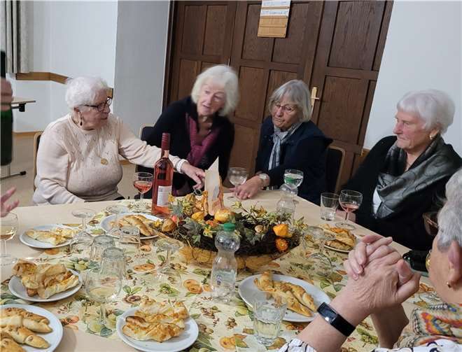 Der Film sorgte beim anschließenden Beisammensein für viel Gesprächsstoff. Foto: Gabriele Vogt