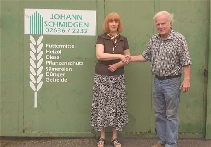 Der Firmeninhaber Johannes Ferdinand Schmidgen gratuliert seiner Mitarbeiterin Mechthild Lenk, zum 35-jährigen Dienstjubiläum.privat