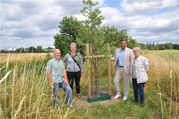 Der Fischerei-Sportverein 1926 Weißenthurm engagiert sich seit Jahren für den Bereich Nette. Mehr als 2000 Bäume haben sie dort schon gepflanzt. Jetzt kamen weitere Schwarzerlen hinzu. Andernachs Oberbürgermeister Christian Greiner (2. von rechts) und Anneli Karlsson, Sachgebietsleiterin Umwelt und Nachhaltigkeit, dankten den Vereinsmitgliedern Hannelore und Karl-Heinz Rosenzweig, die sich maßgeblich für die Pflanzungen engagieren, für den Einsatz zum Wohle der Natur. Foto: Stadt Andernach/Maurer