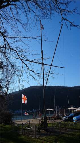 Der Flaggenmast ist noch im Winterschlaf. Foto: MK
