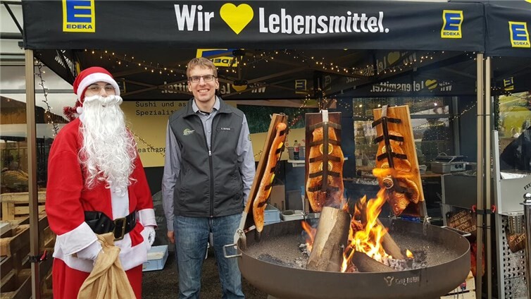 Der Flammlachs war eine der Hauptattraktionen beim Mini-Weihnachtsmarkt. Fotos: K. Hohn