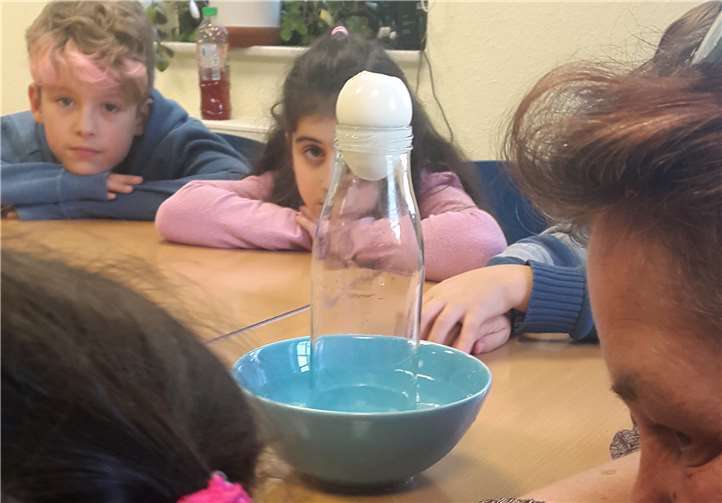 Der Flaschenhals ist viel zu eng, doch das Ei wird hineingezaubert. Viele spannende Experimente machten die Hortkinder. Privat