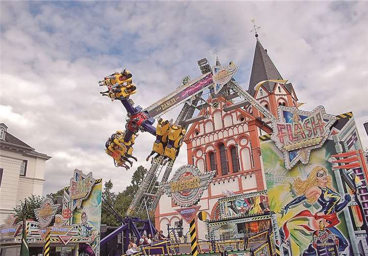 Der "Flash", als hochmoderne Überschlagschaukel, war das absolute Highlight auf der diesjährigen Sinziger Kirmes - nichts für schwache Nerven und Mägen.