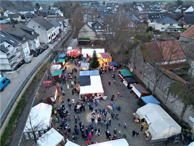 Der Flerzheimer Weihnachtsmarkt von oben.  Fotos: Angelsportfreunde Flerzheim