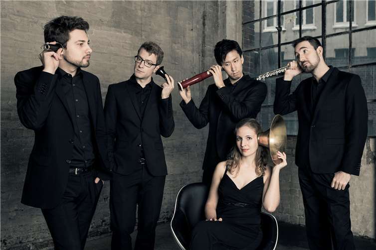 Der Flötist Edwin Reinhard Rist ist geborener New Yorker, der Oboist Christopher Koppitz stammt aus Portugal. Neben dem spanischen Klarinettisten Federico Kurtz musizieren die deutsche Hornistin Rosa Salomé Schell und der Japaner Ujeong Kim am Fagott.Foto: privat