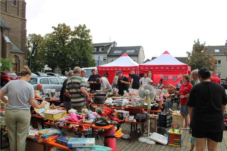 Der Flohmarkt fand großen Anklang.