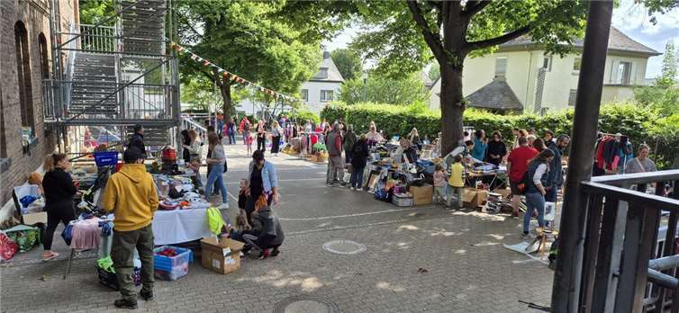 Der Flohmarkt sorgte für lebendiges Treiben in Metternich. Fotos: Ortsring Koblenz-Metternich