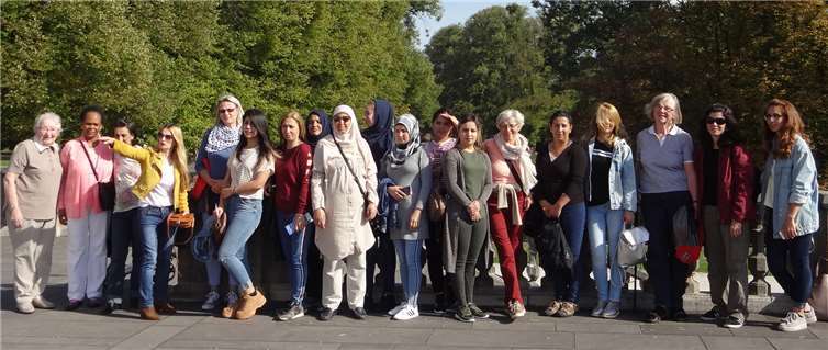 Der Flüchtlingshelferkreis Rheinbach mit den Flüchtlingsfrauen bei ihrem Besuch in Brühl. Privat