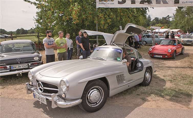 Der Flügeltüren-Mercedes 300 SL war einer der Hingucker beim Corso anlässlich des Oldtimer- und Veteranentreffens in Wormersdorf. -Jost-