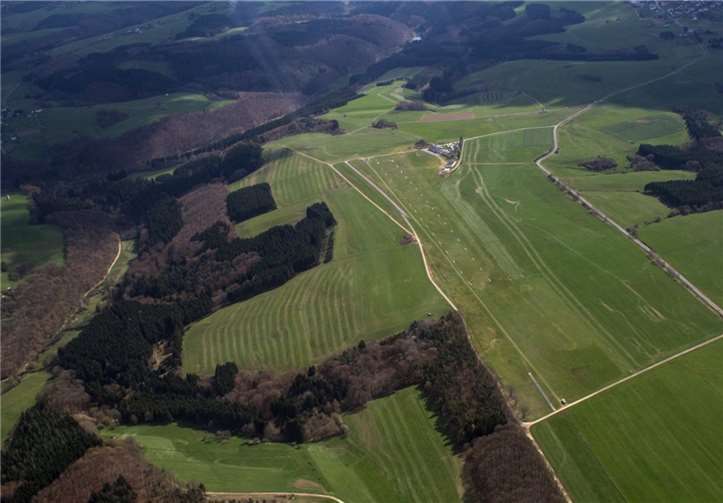 Der Flugplatz Wershofen, das Segelflugparadies in der Eifel, aus der Luft.