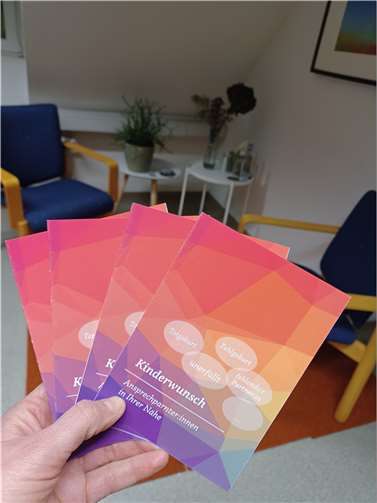 Der Flyer „Unerfüllter Kinderwunsch“ benennt regionale Ansprechpartner:innen und Informationsquellen.  Foto: privat