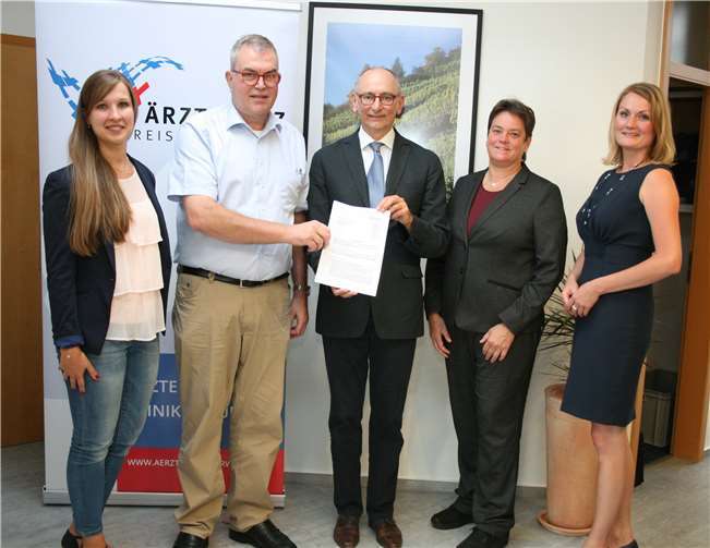 Der Förderbescheid ist da, jetzt kann es losgehen: Projektleiter Prof. Dr. Gunther Lauven (Mitte) und Dr. Michael Berbig, der Vorsitzende des Ärztenetzes Kreis Ahrweiler, zusammen mit (von links) Projektmanagerin Elena Faber sowie Silke Doppelfeld und Stefanie Klein, die das Pflegeexperten-Center leiten werden. Foto: Marienhaus